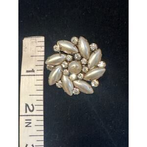 Vintage‎ faux pearl and rhinestone brooch